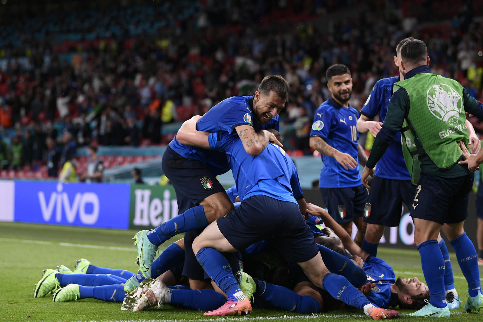 意大利2-1胜奥地利(金身告破仍挺进8强 意大利加时赛2比1胜奥地利惊险过关)