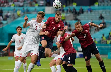 丹麦淘汰捷克晋级欧洲杯四强(「欧洲杯」丹麦险胜捷克晋级四强，还创造了两项纪录)