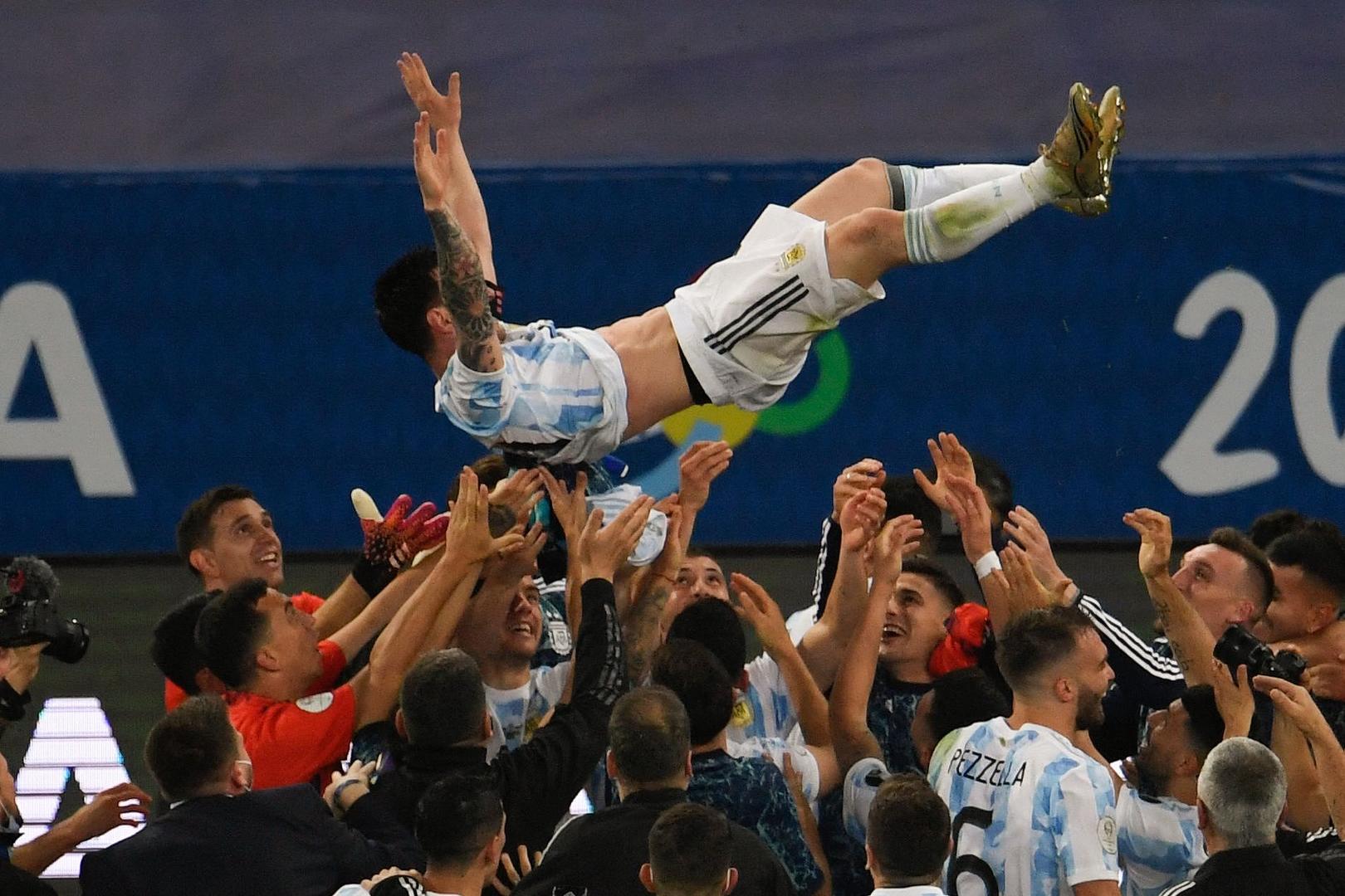 阿根廷落选世界杯梅西哭泣(梅西第五次国家队决赛终加冕 曾四次折戟独自深夜痛哭)