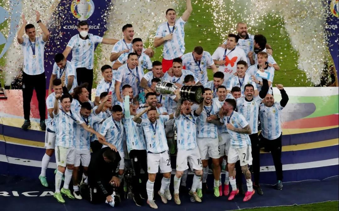 不仅有梅西和马拉多纳(阿根廷夺冠：“邻家男孩”梅西致敬“天堂老男孩”马拉多纳)
