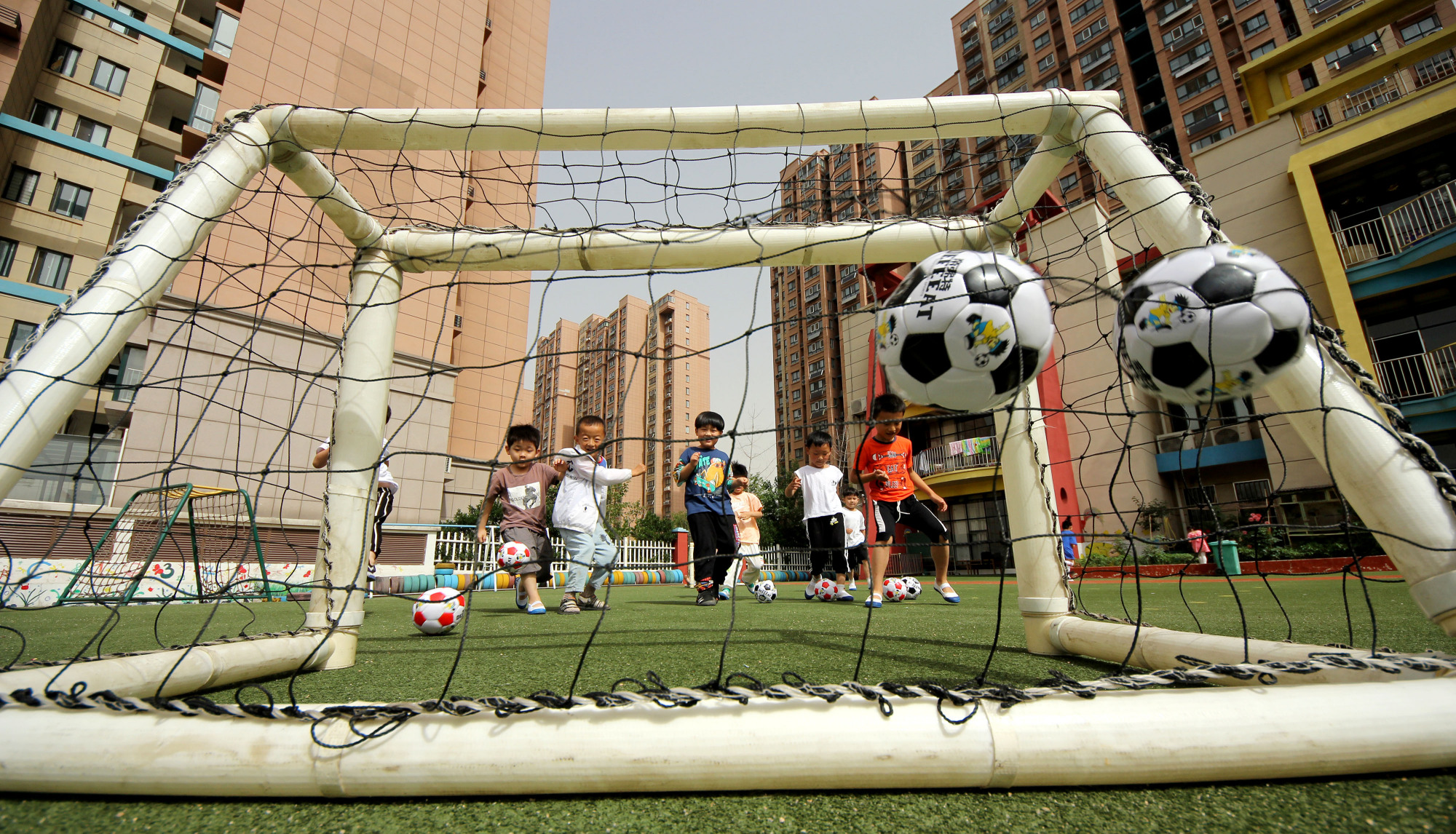 足球多少人参加(到2022年，中小学生经常参加足球运动人数超3000万)
