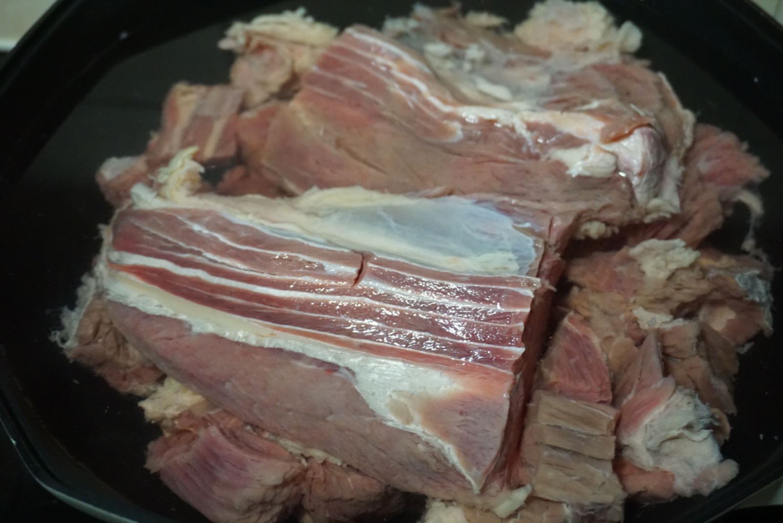 牛腱子怎么做(酱牛腱子肉用对料才入味，肉质紧嫩不干不柴，老人30多年的经验​)