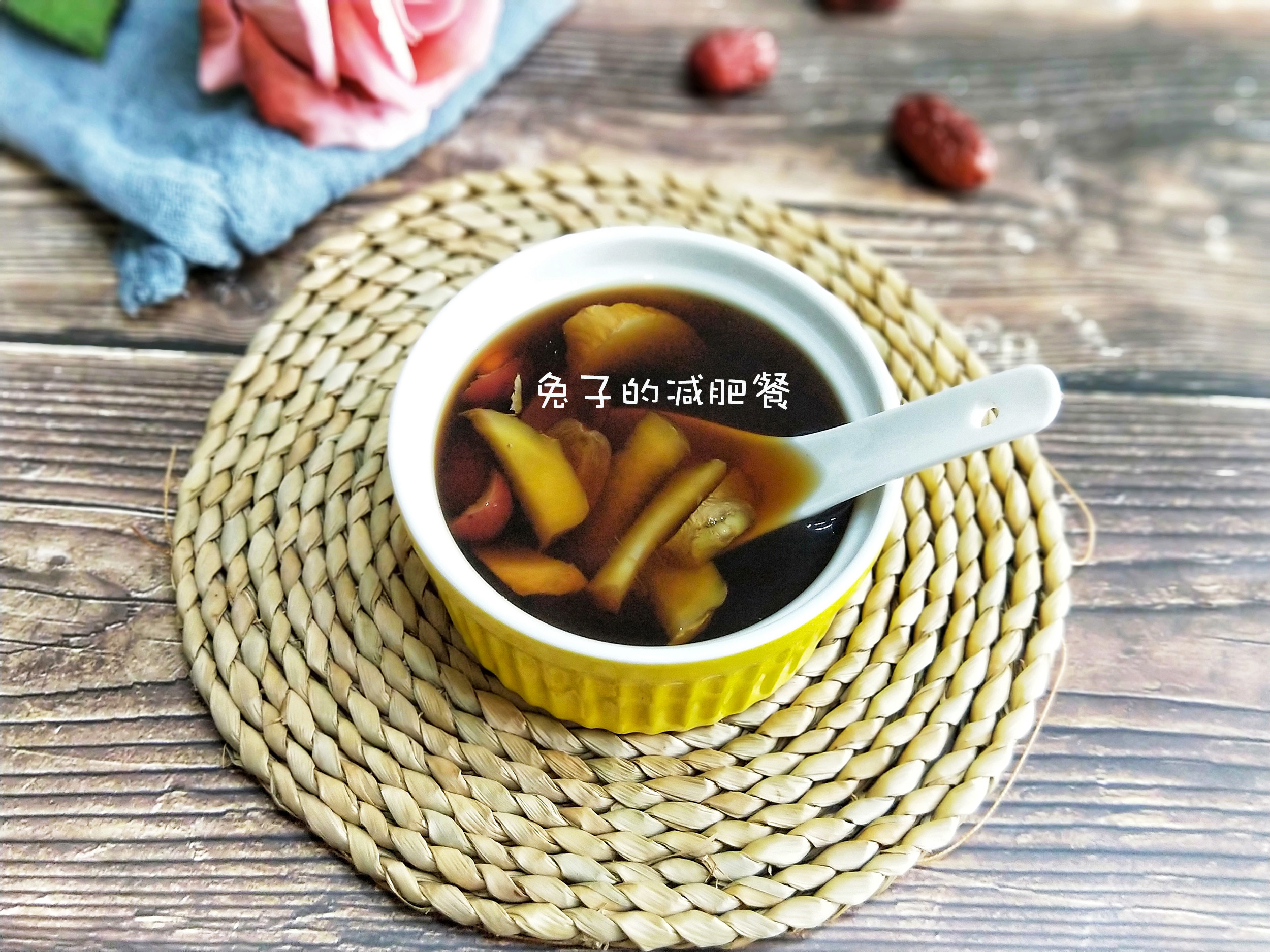 红枣姜茶的做法(1碗水，6个大红枣，1大片鲜姜，煮碗红枣姜汤茶喝，冬天特别暖和)