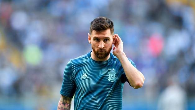 米奇足球明星赛(争议！梅西带领阿根廷捧奖杯遭C罗球迷嘲讽：这是米老鼠杯吧)