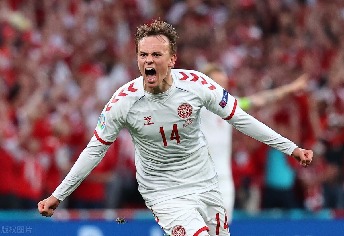 丹麦vs俄罗斯(欧洲杯-丹麦4-1俄罗斯获小组第二出线，00后小将 切尔西后卫进球)