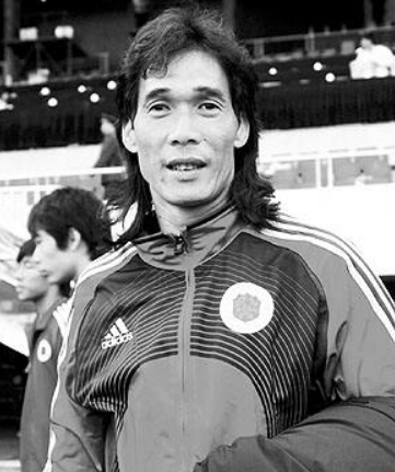 足球教练李健(他是香港足球队长，被称香港最后球星，曾在比赛中和裁判对打)