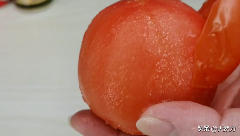 西红柿去皮的好办法(教你西红柿去皮的方法，又快又好，轻轻松松完美去皮)