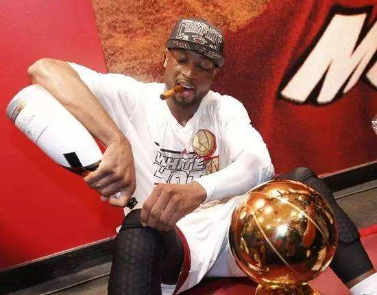 nba为什么在膝盖上敷冰(细数NBA巨星戴护具的作用：库里的护踝功不可没，韦德令人心疼)