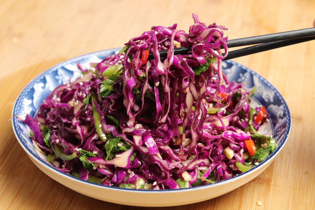 紫包菜怎么吃比较好吃(紫甘蓝，不要再直接凉拌了，掌握这一招，紫甘蓝清脆爽口更入味)