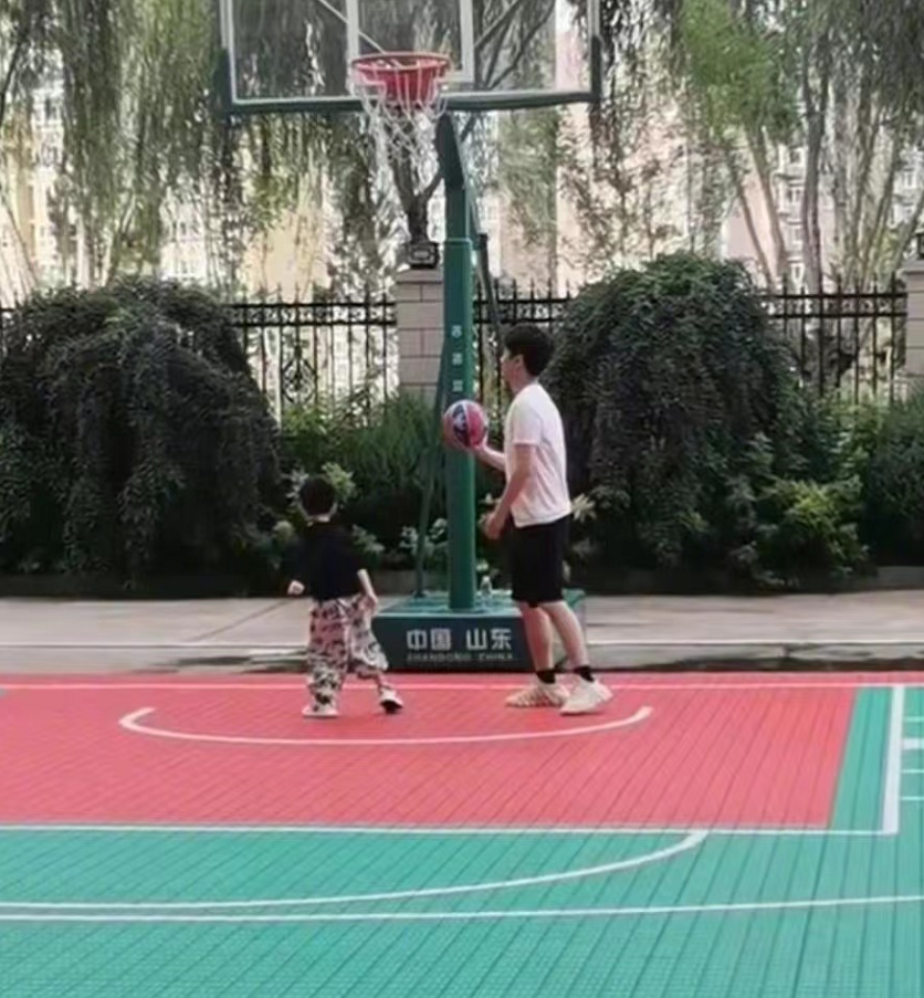 篮球双手抱球能走几步(陈晓陪儿子打篮球，5岁小星星眉清目秀像爸爸，双手抱球萌态十足)