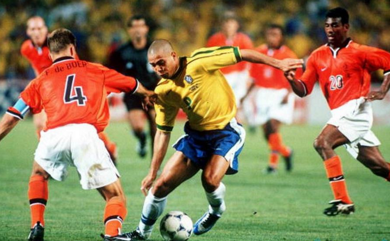 荷兰巴西世界杯半决赛(梅洛、红牌、斯内德——简述10年世界杯巴西荷兰之战)