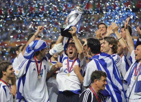 2004年欧洲杯赛程赛果(2004年欧洲杯：冷门与颠覆齐飞，青春共激情一色)