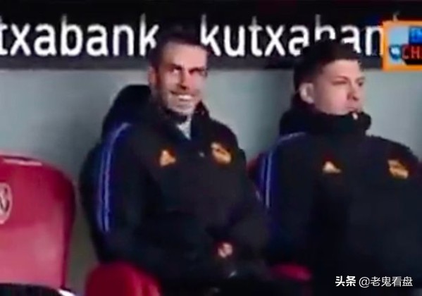 皇家马德里足球明星(皇马的阿扎尔和贝尔互望对笑，两大玻璃脚球星开心地躺赚)