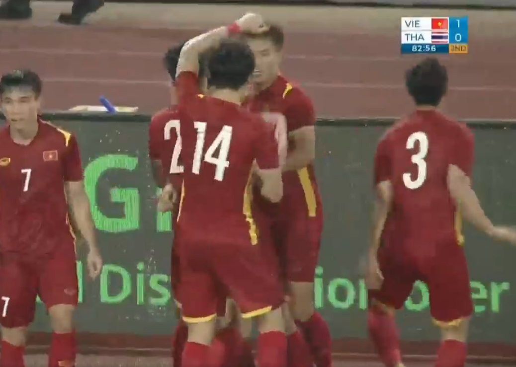 越南U23队史首次称雄东南亚(1-0！越南U23夺冠“东南运”，球迷上街庆祝，对比国足，感慨万千)
