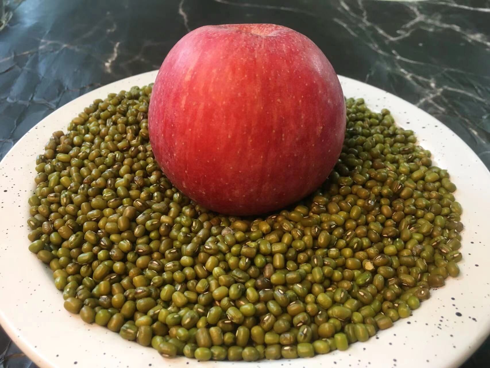 绿豆粥的功效(绿豆搭配苹果，老中医给的做法，连喝7天，大肚腩不见了，真给力)