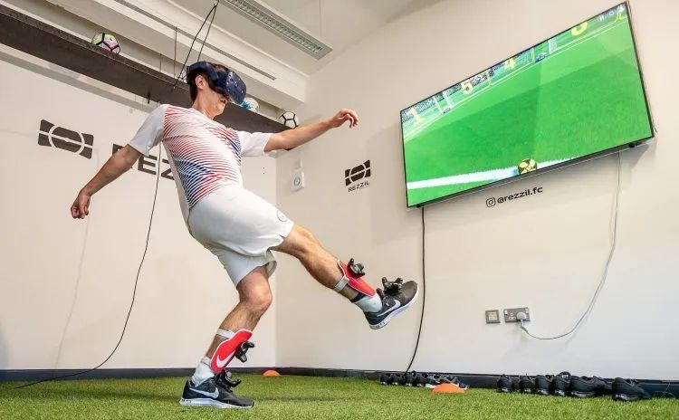 虚拟足球什么意思(VR技术与足球：戴上这玩意儿，还能好好练球吗?)