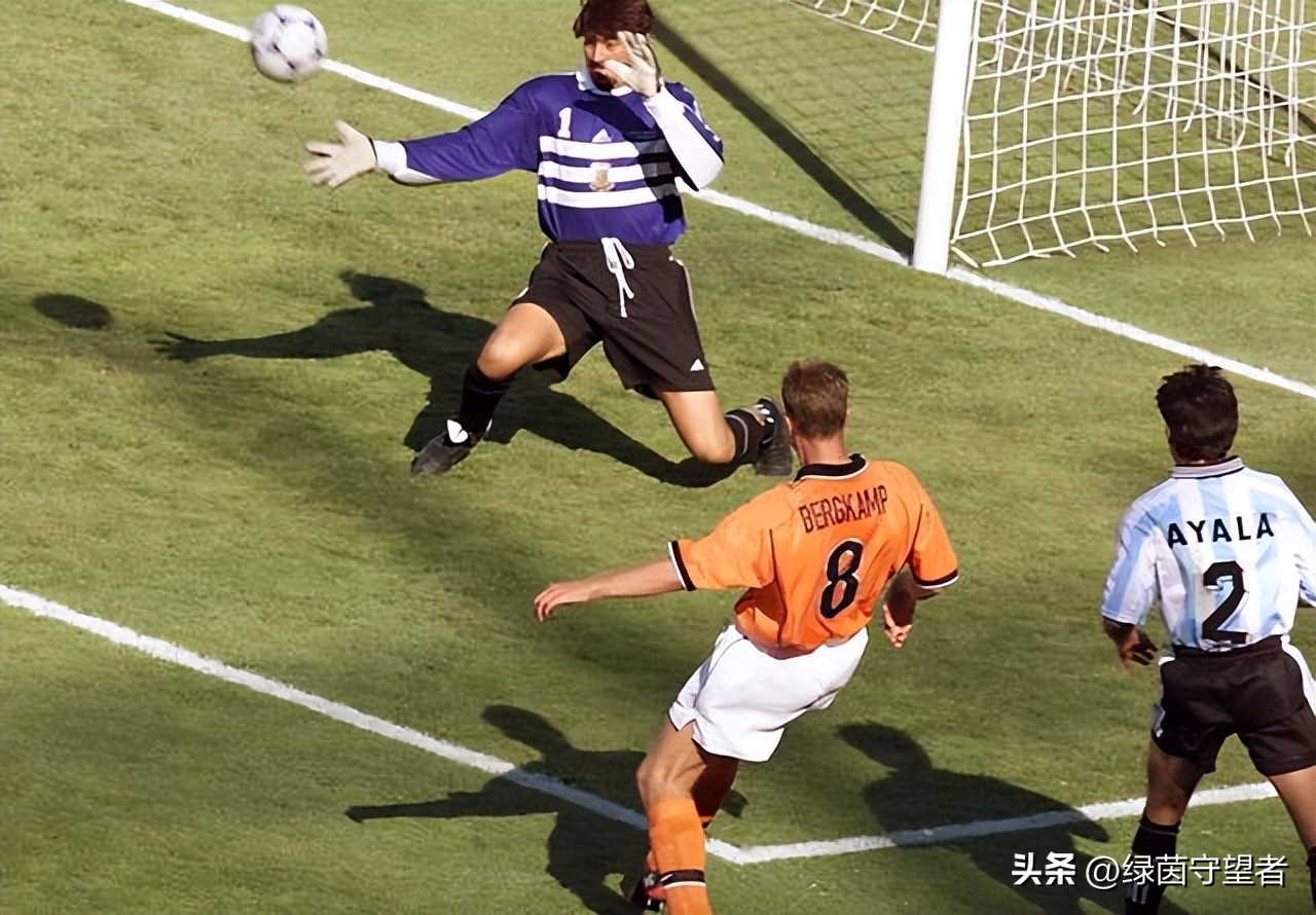范巴斯滕零度角进球动图(世界杯0进球的前锋！他在荷兰足球史上的地位，比格坎普更高?)