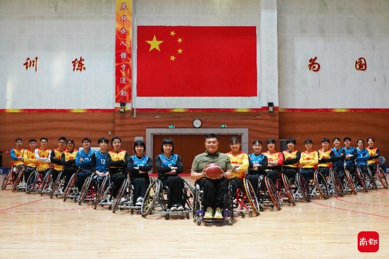 女子轮椅篮球队员照片(轮椅上的冠军梦：广东轮篮姑娘闪耀东京之后的坚持与努力)