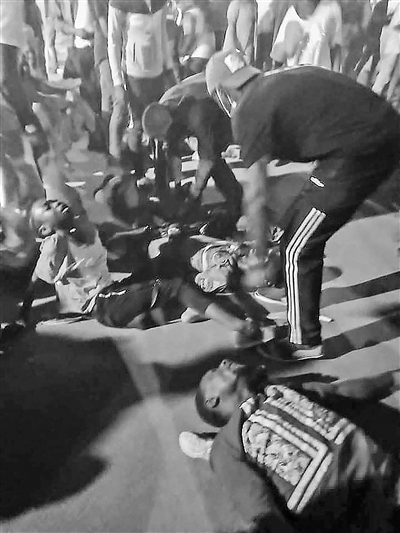 足球赛踢死人(喀麦隆非洲杯赛场踩踏事件致8人死亡)