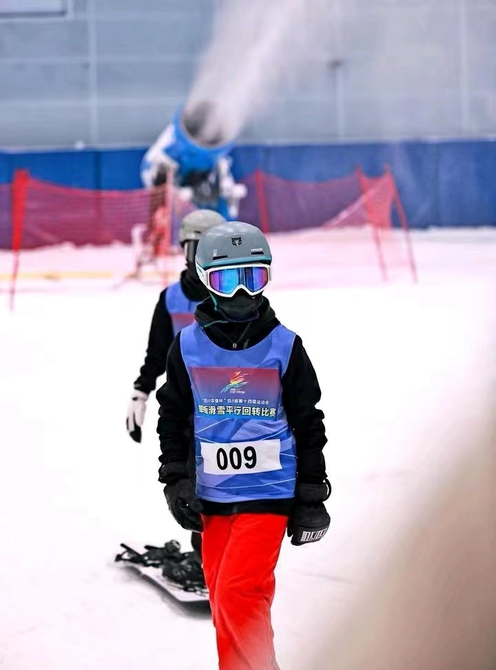 滑雪比赛(头一回！四川省运会滑雪项目比赛举行)