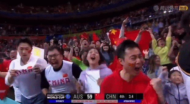 美国华人怎么看待女排世界杯(全场齐唱《最炫民族风》，女排现场也成中国“主场”了)